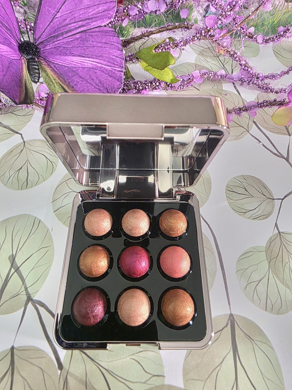 New about-face highlight beam pearls in *Arabesque.